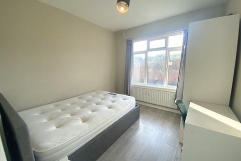 4 bedroom flat share to rent, Cherry Court, Pitt Crescent, SW19