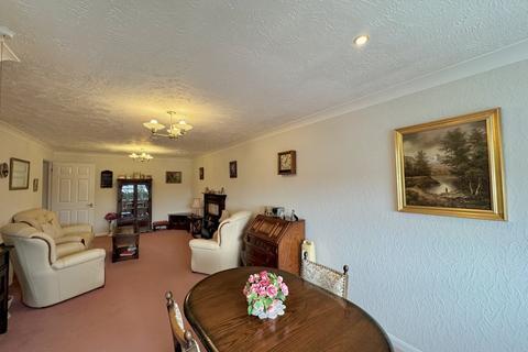 2 bedroom apartment for sale, Station Road, Thorpe Bay, Essex, SS1