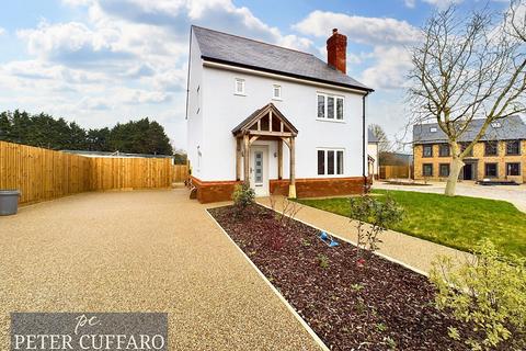 5 bedroom detached house for sale - Walnut Tree Close, Nazeing EN9