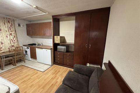 Studio to rent, Broad Walk, Hounslow TW5