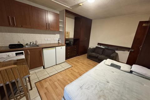 Studio to rent, Broad Walk, Hounslow TW5