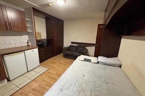 Studio to rent, Broad Walk, Hounslow TW5