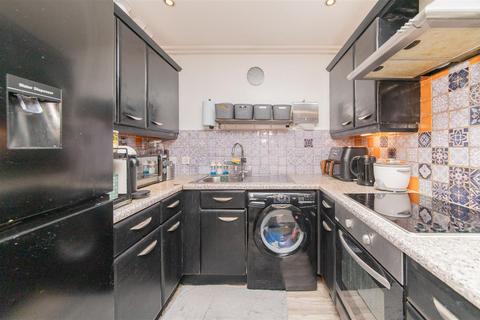 2 bedroom flat for sale, Wilshaw Close, London