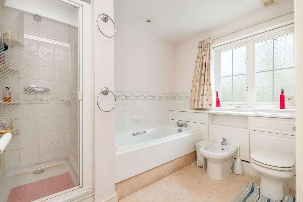 Ensuite to main bedroom