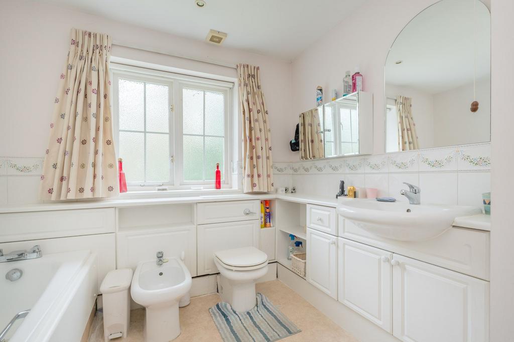 Ensuite to main bedroom