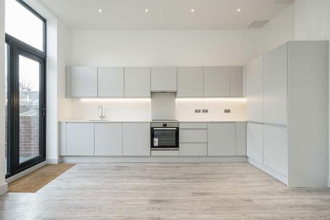 2 bedroom flat to rent, Portland Road, London SE25