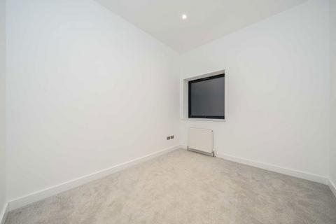 2 bedroom flat to rent, Portland Road, London SE25