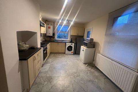 4 bedroom terraced house to rent, Windsor Road, Ilford, Essex, IG1