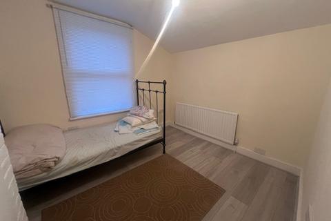 4 bedroom terraced house to rent, Windsor Road, Ilford, Essex, IG1