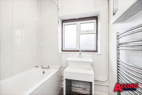 2 bedroom terraced house for sale, Amersham Road, Romford, RM3