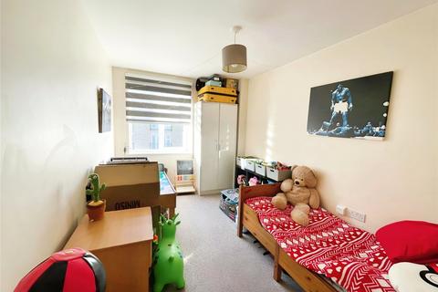 2 bedroom flat to rent, Black Eagle Drive, Gravesend DA11