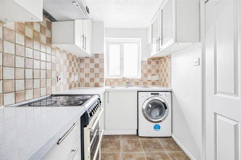 52 Draycott Close, London, NW2 1UN