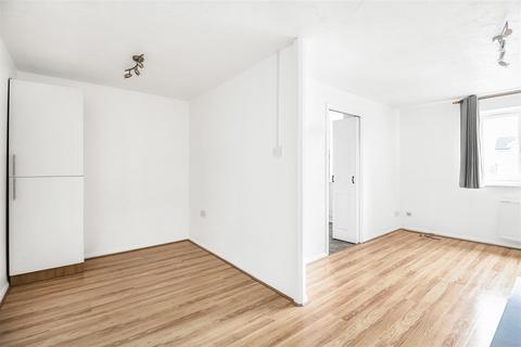 52 Draycott Close, London, NW2 1UN