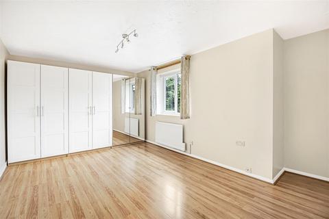 52 Draycott Close, London, NW2 1UN