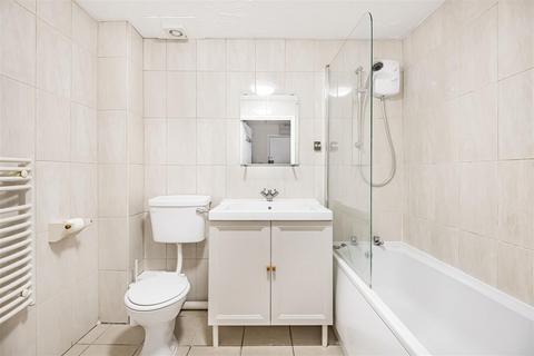 52 Draycott Close, London, NW2 1UN