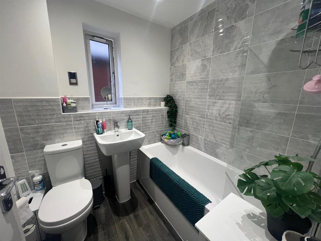 9 crystal cresent bathroom.jpg