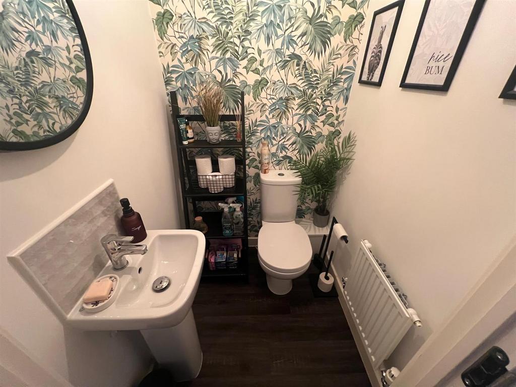 9 crystal cresent cloakroom.jpg