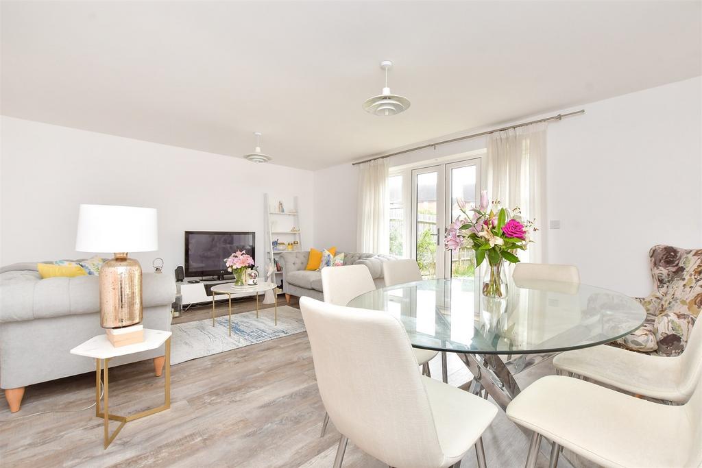 Lounge/Dining Room