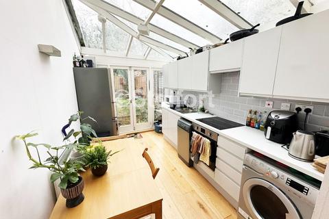 3 bedroom flat to rent, Freegrove Road, London, N7