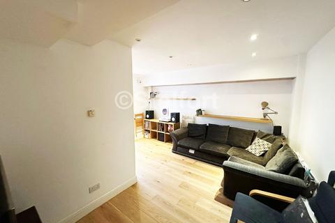 3 bedroom flat to rent, Freegrove Road, London, N7