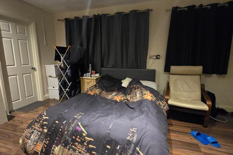 Studio to rent, Beehive Lane, Redbridge, Essex, IG4