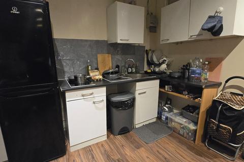 Studio to rent, Beehive Lane, Redbridge, Essex, IG4