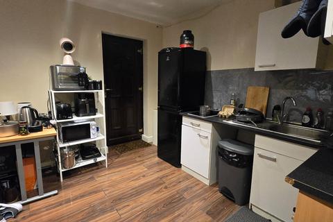 Studio to rent, Beehive Lane, Redbridge, Essex, IG4