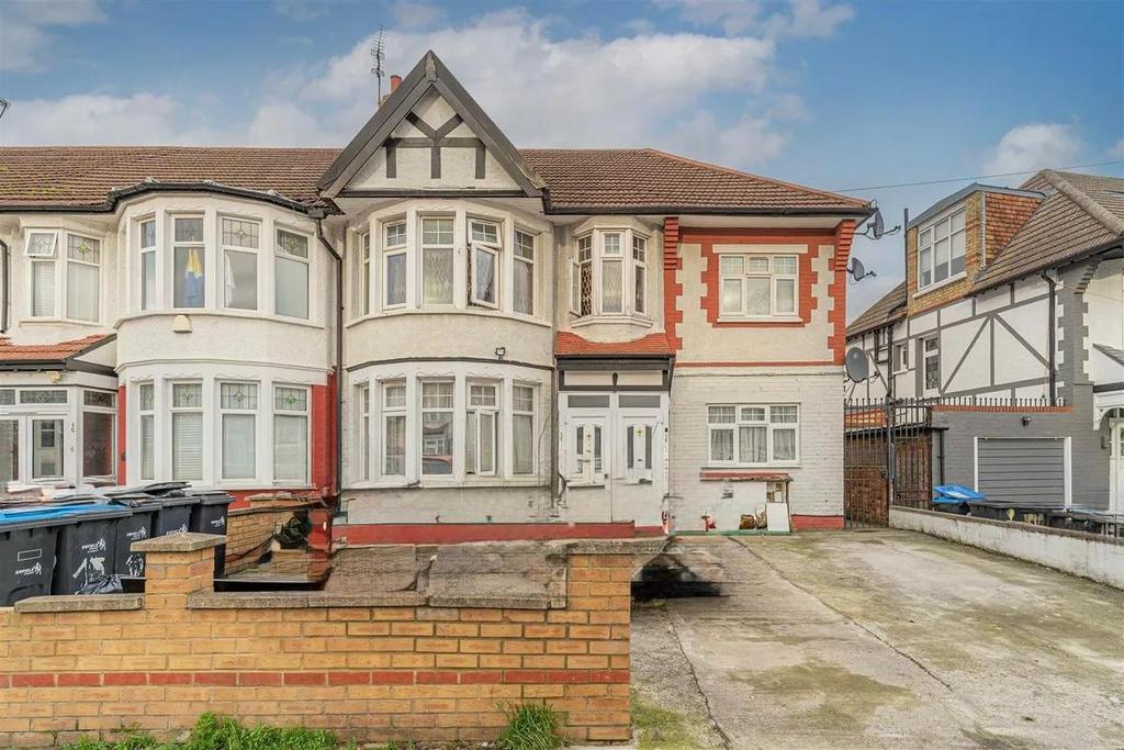 3 bedroom flat for sale in the Palmers Green area