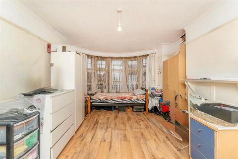 3 bedroom flat for sale, London, N13 6JP