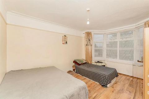 3 bedroom flat for sale, London, N13 6JP