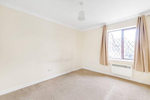 1 bedroom flat to rent, Robina Close, Northwood, HA6