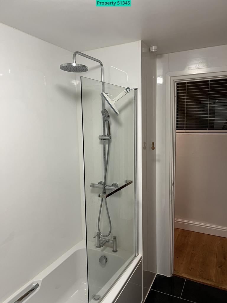 Main bathroom bath/shower