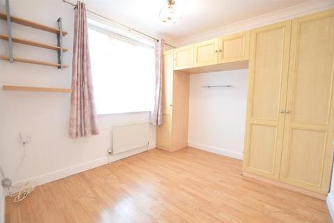 3 bedroom semi-detached house to rent, Rushden Gardens, Ilford IG5