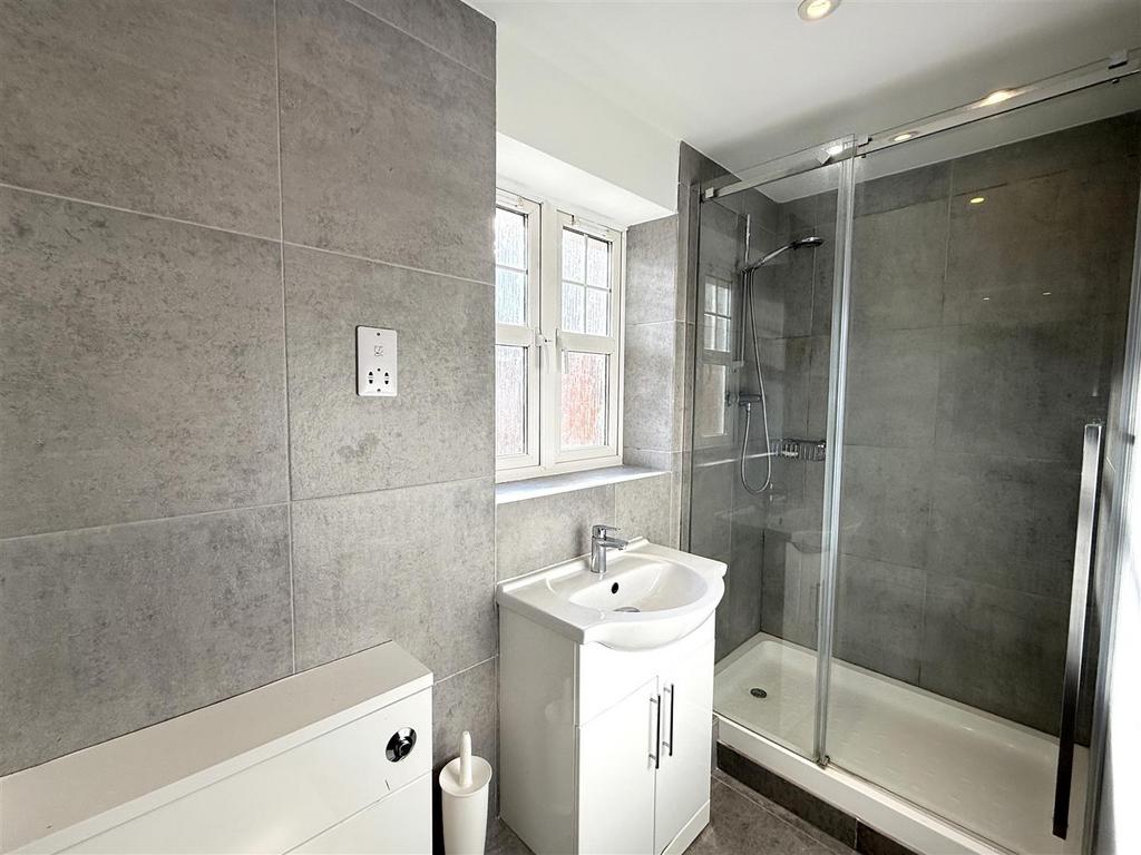 En-suite shower.jpeg
