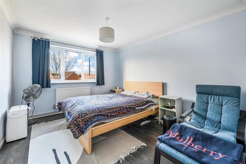 304 Brangwyn Crescent, London, SW19 2UF