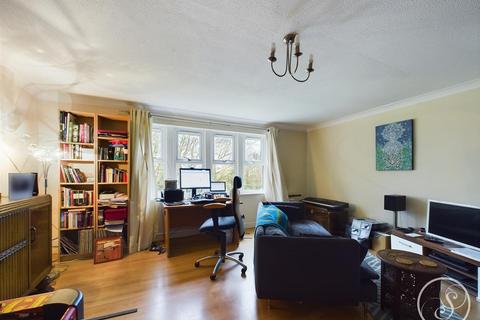 2 bedroom flat to rent, Parkwood Court, Roundhay