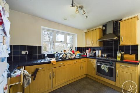 2 bedroom flat to rent, Parkwood Court, Roundhay