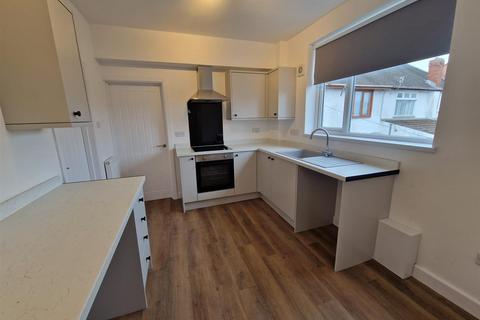 3 bedroom flat to rent, Pentregethin Road, Ravenhill, Swansea