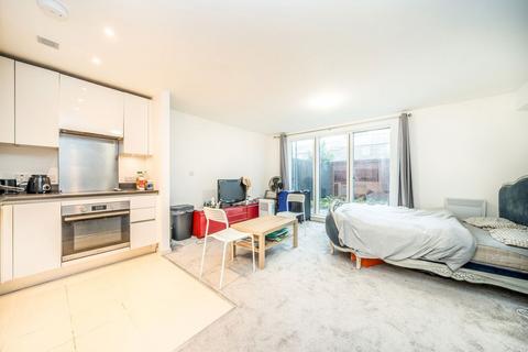 Studio to rent, London Road, Isleworth TW7