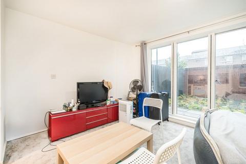 Studio to rent, London Road, Isleworth TW7