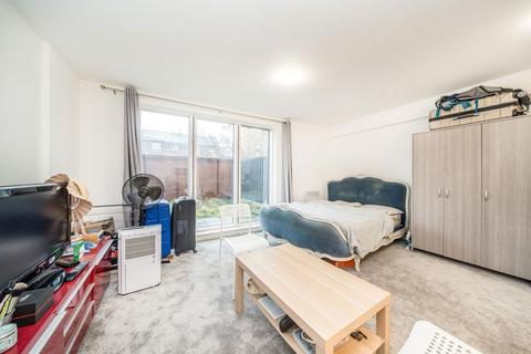 Studio to rent, London Road, Isleworth TW7