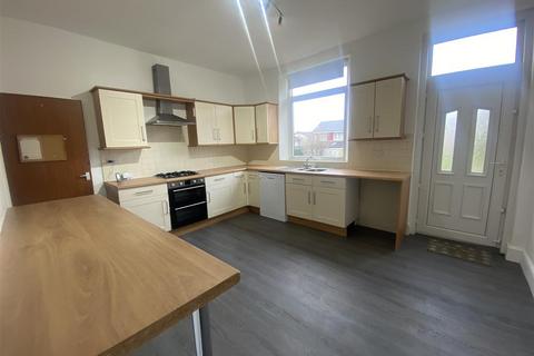 3 bedroom end of terrace house to rent, Clifton Common, Brighouse