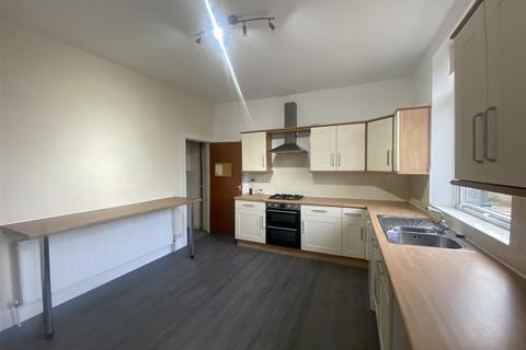 3 bedroom end of terrace house to rent, Clifton Common, Brighouse