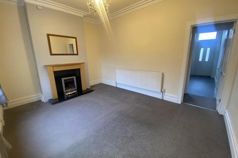 3 bedroom end of terrace house to rent, Clifton Common, Brighouse