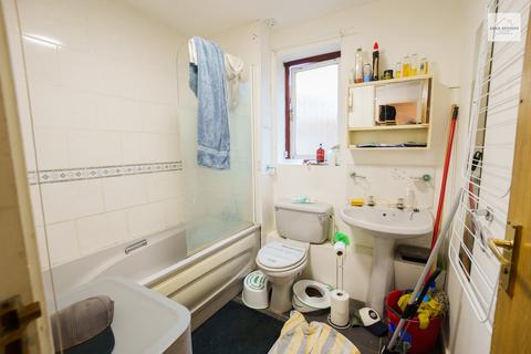 1 bedroom flat for sale, Swaythling Close, London N18