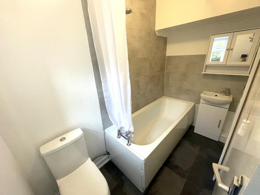 Bathroom 2.jpeg