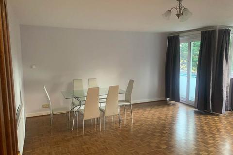 3 bedroom flat to rent, Ballards Lane, Finchley Central, London N3