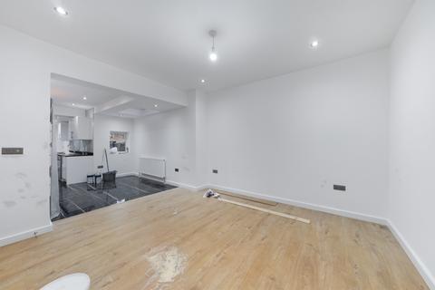 3 bedroom semi-detached house to rent, Fabian Street, London E6