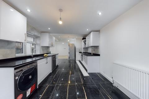 3 bedroom semi-detached house to rent, Fabian Street, London E6