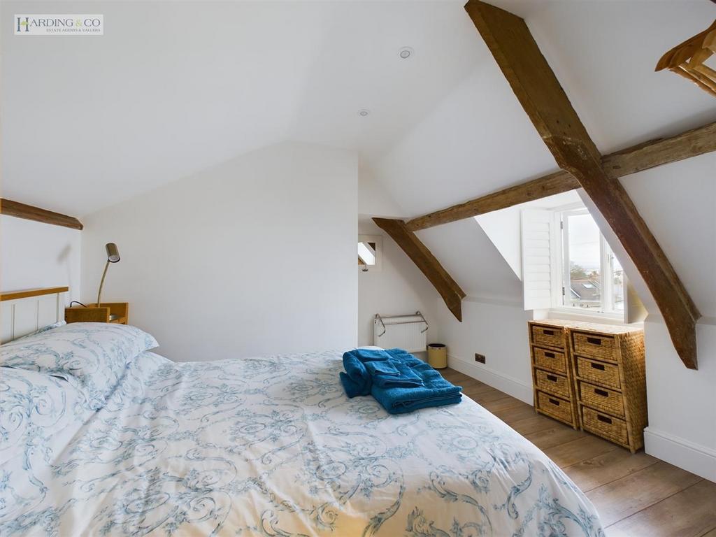 Bedroom 1 .3.jpg